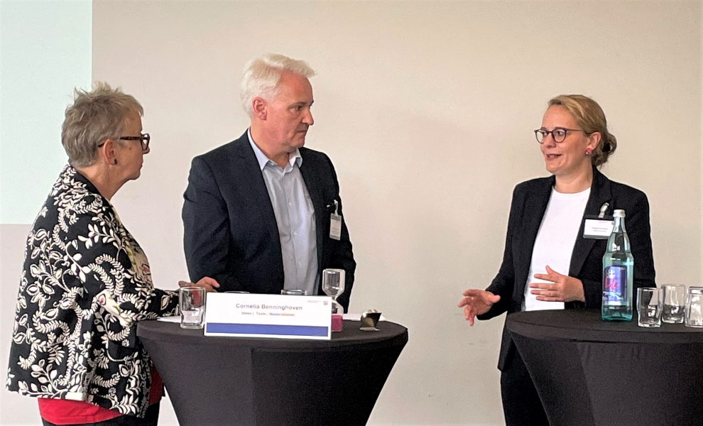 Cornelia Benninghoven blickt mit Dr. Peter Krauss-Hoffmann und Claudia Dunschen auf die Aktivitäten der AG Lebensmitte zurück.