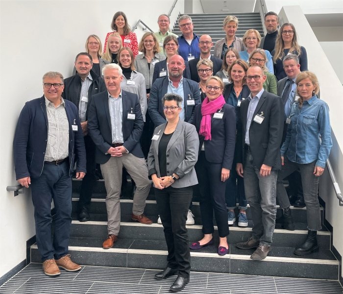 Gruppenfoto der Mitglieder der Arbeitsgruppen Aufwachsen, Lebensmitte und Alter sowie der Querschnittsinitiative